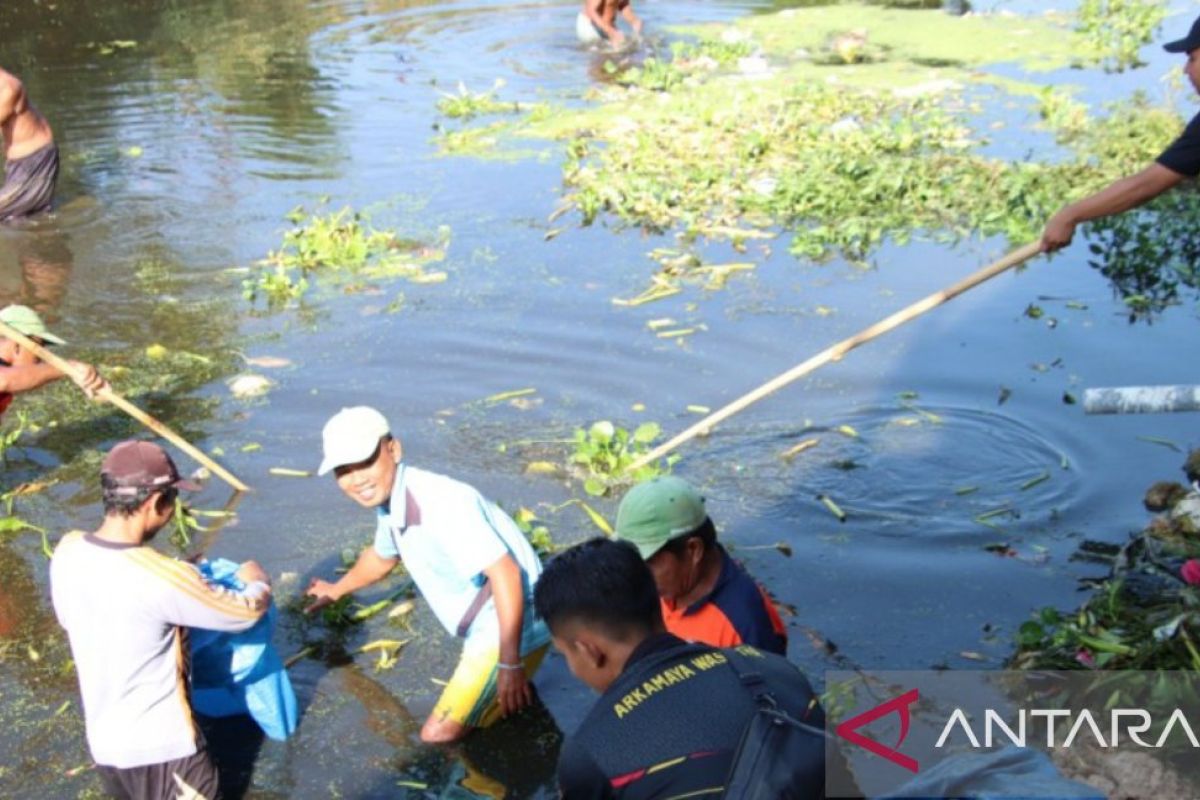 Tim gabungan bersihkan aliran sungai untuk cegah banjir di Sumenep