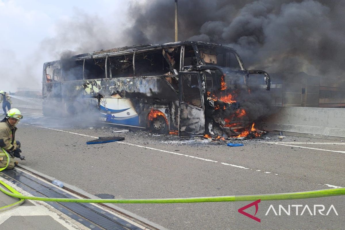 Sebuah bus Pariwisata hangus terbakar, diduga ini penyebabnya