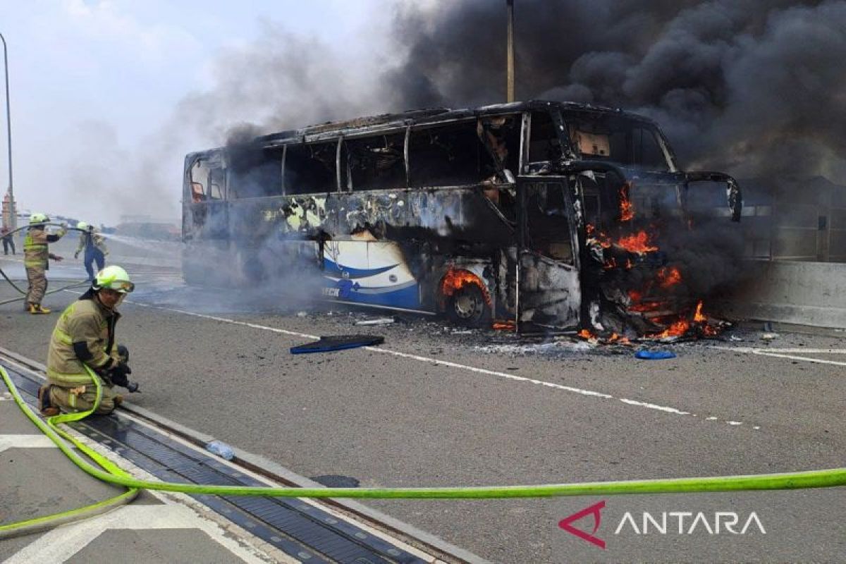 Sebuah bus Pariwisata hangus terbakar di ruas Tol Becakayu