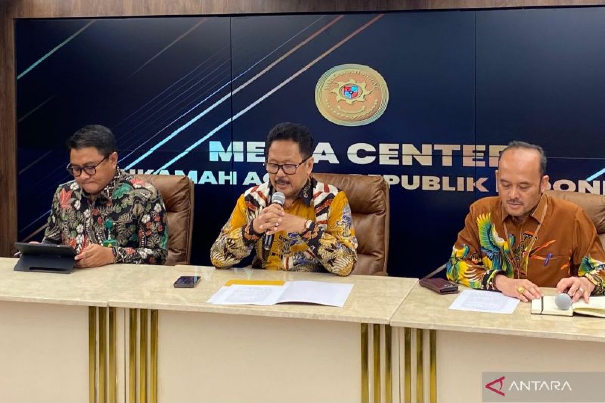 MA memberhentikan sementara tiga hakim PN Surabaya yang terlibat kasus dugaan suap