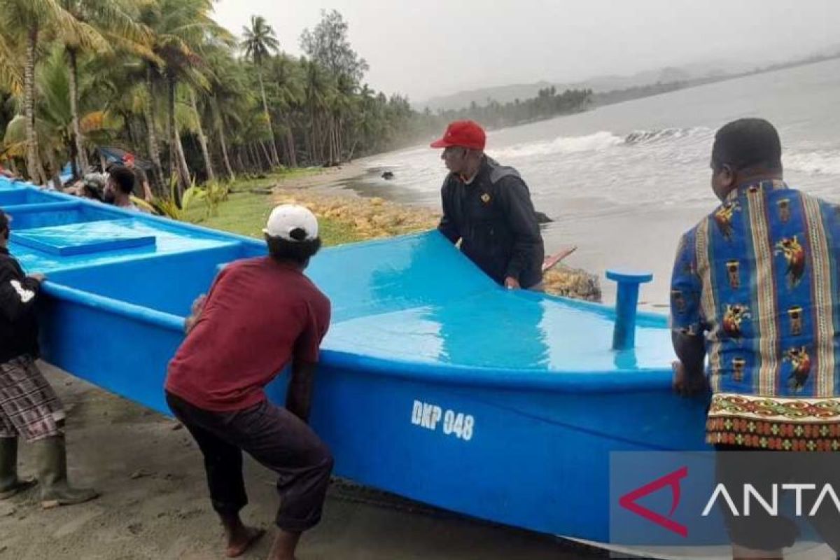 Pemkab Jayapura serahkan tiga kapal jenis 3 GT ke kelompok nelayan Demta