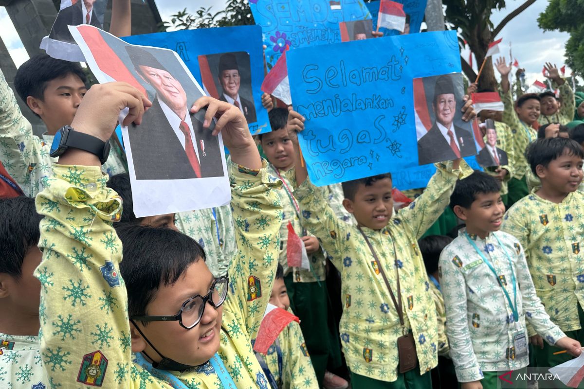 Ratusan siswa berkumpul di depan gerbang Akmil untuk sambut Prabowo