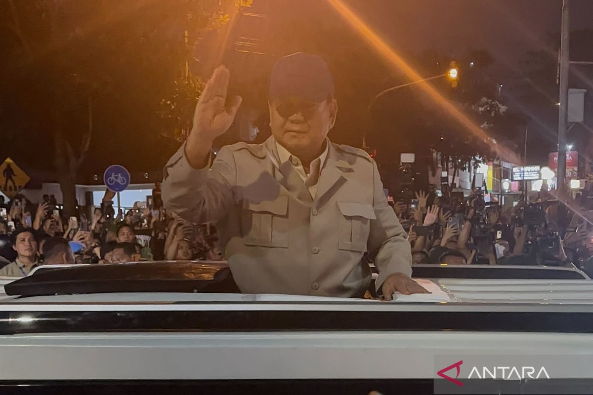 Presiden Prabowo sapa warga dari dalam Maung saat tiba di Akmil