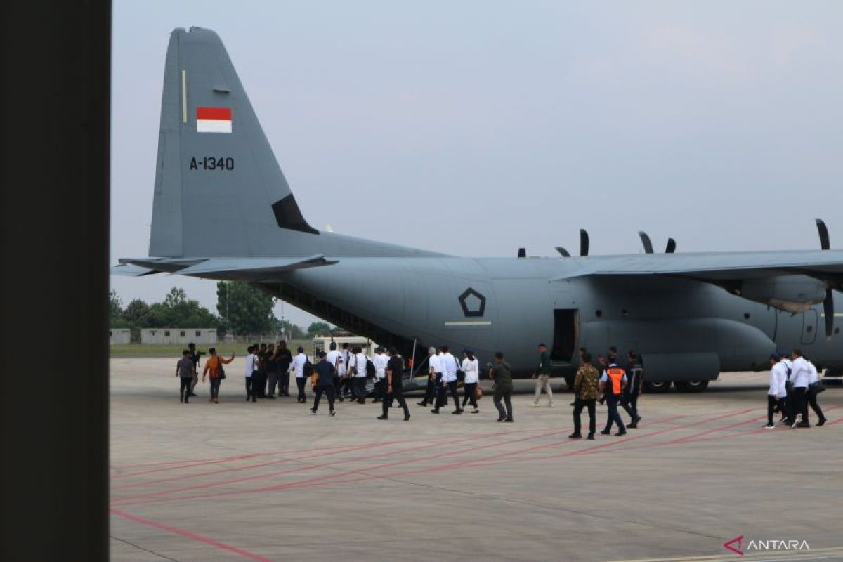 Jajaran menteri naik Pesawat Super Hercules bertolak ke Magelang