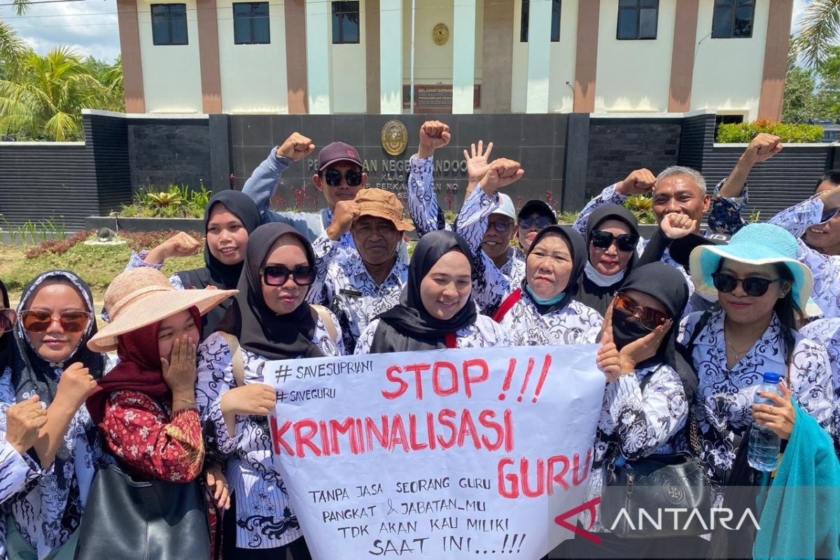 Ribuan guru padati PN Andoolo dukung Supriyani jalani sidang