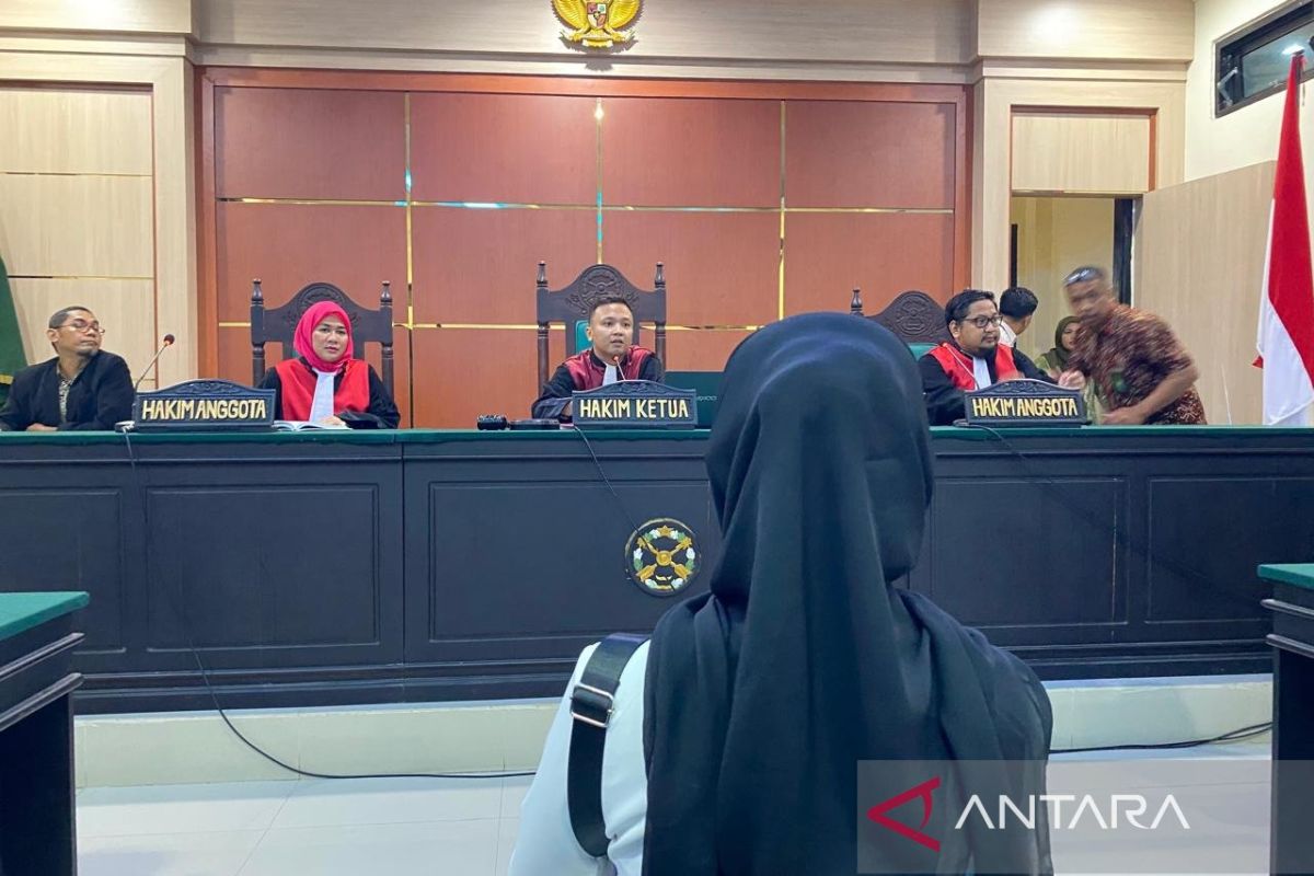 Guru honorer SDN 4 Baito Supriyani jalani sidang perdana di PN Andoolo