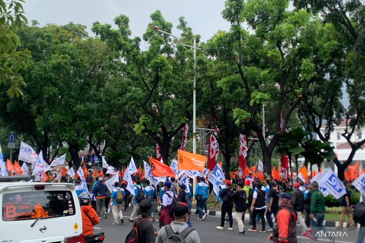 Hujan deras tidak surutkan semangat aksi buruh di Patung Kuda