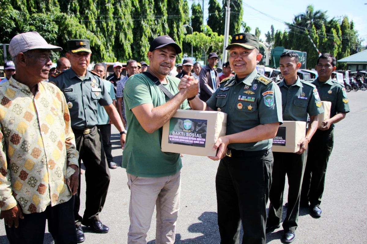 Kodim 0101/Kota Banda Aceh bagi sembako untuk abang becak