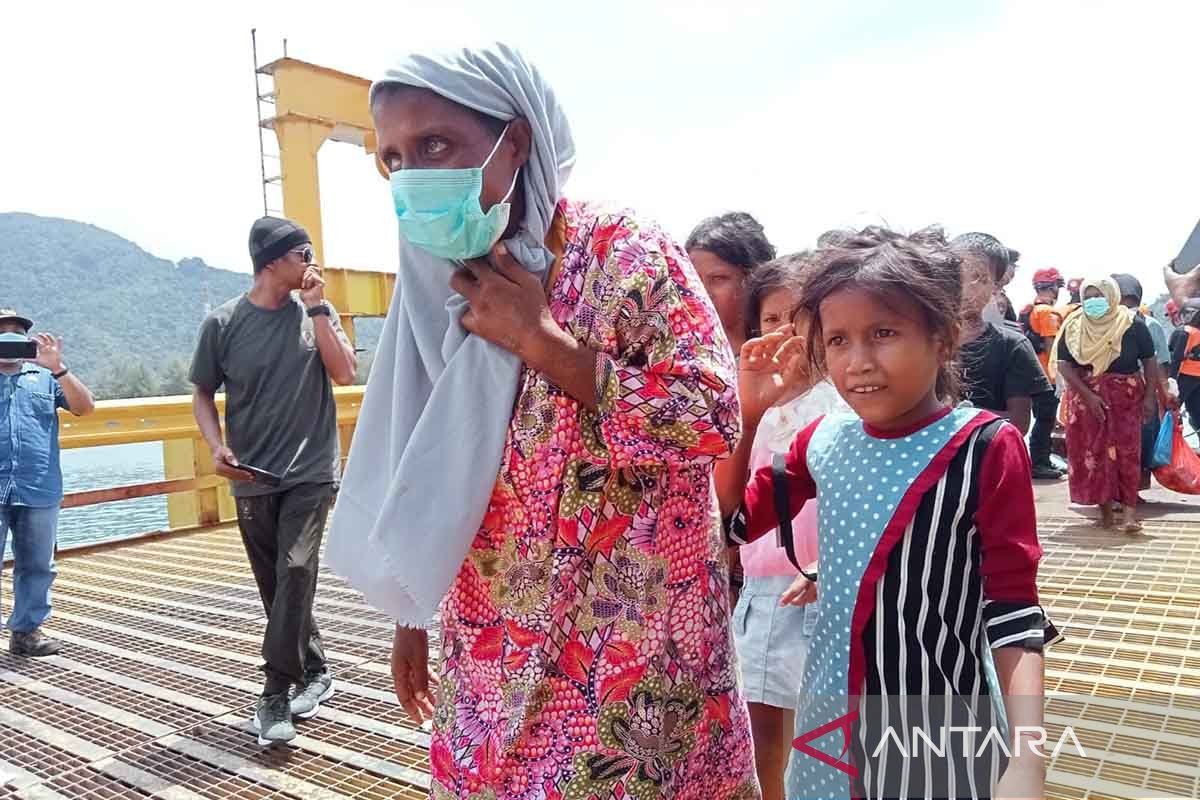 SAR team evacuates 139 Rohingya immigrants stranded in Aceh's waters