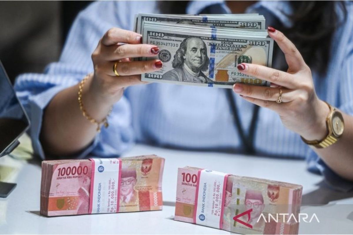 Rupiah tergelincir seiring menurunnya ekspektasi pemotongan FFR