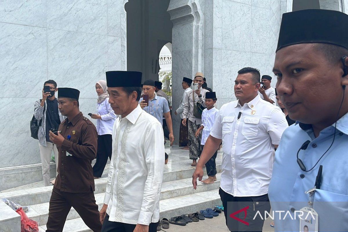 Jokowi didampingi Kaesang shalat Jumat di Masjid Sheikh Zayed