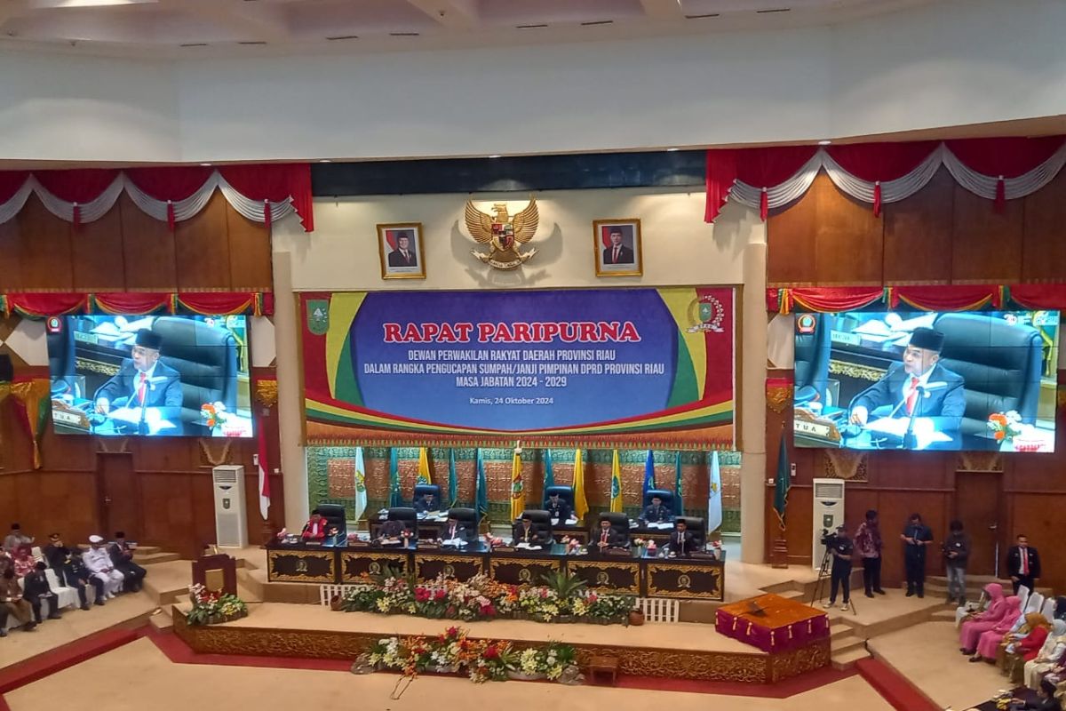 Empat pimpinan DPRD Riau resmi dilantik