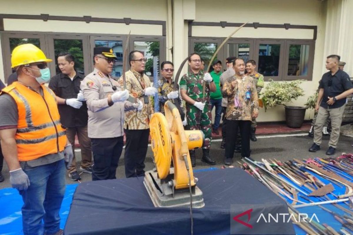 Polrestabes Medan musnahkan ratusan barang bukti senjata tajam milik geng motor