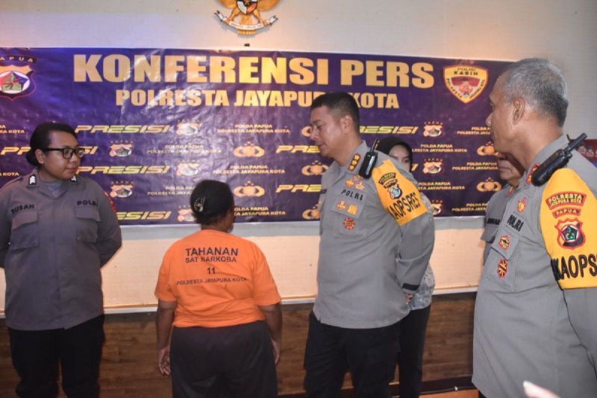 Polresta Jayapura tangkap IRT menyimpan ganja seberat 9,6 kilogram