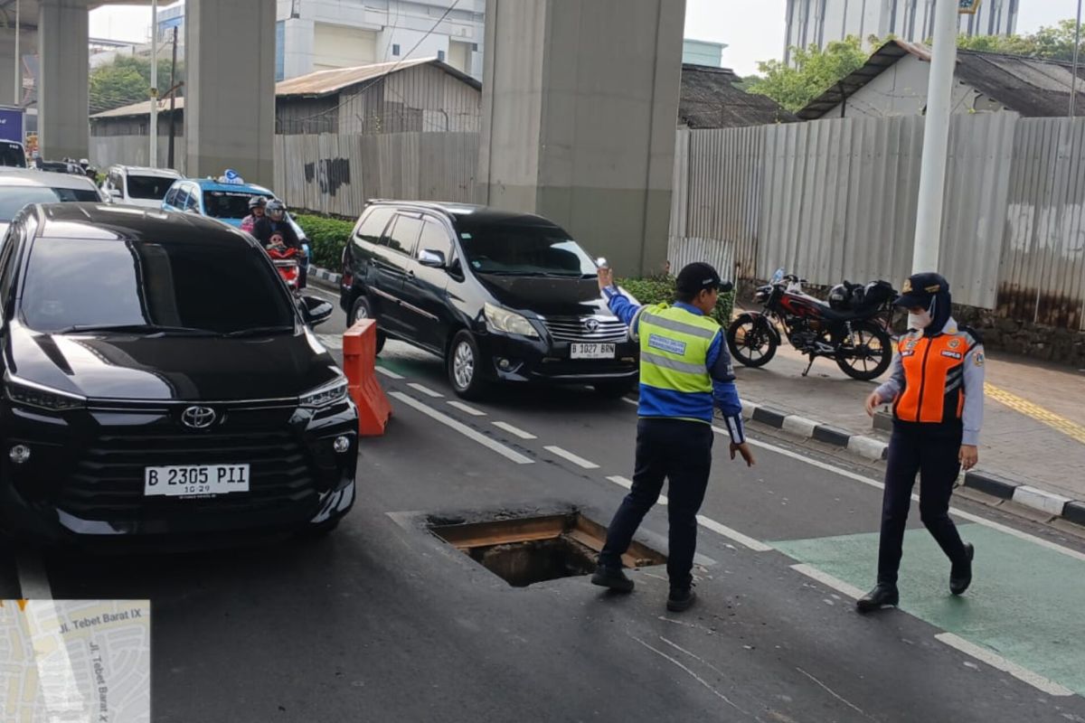 Penutup saluran di Jalan MT Haryono hilang