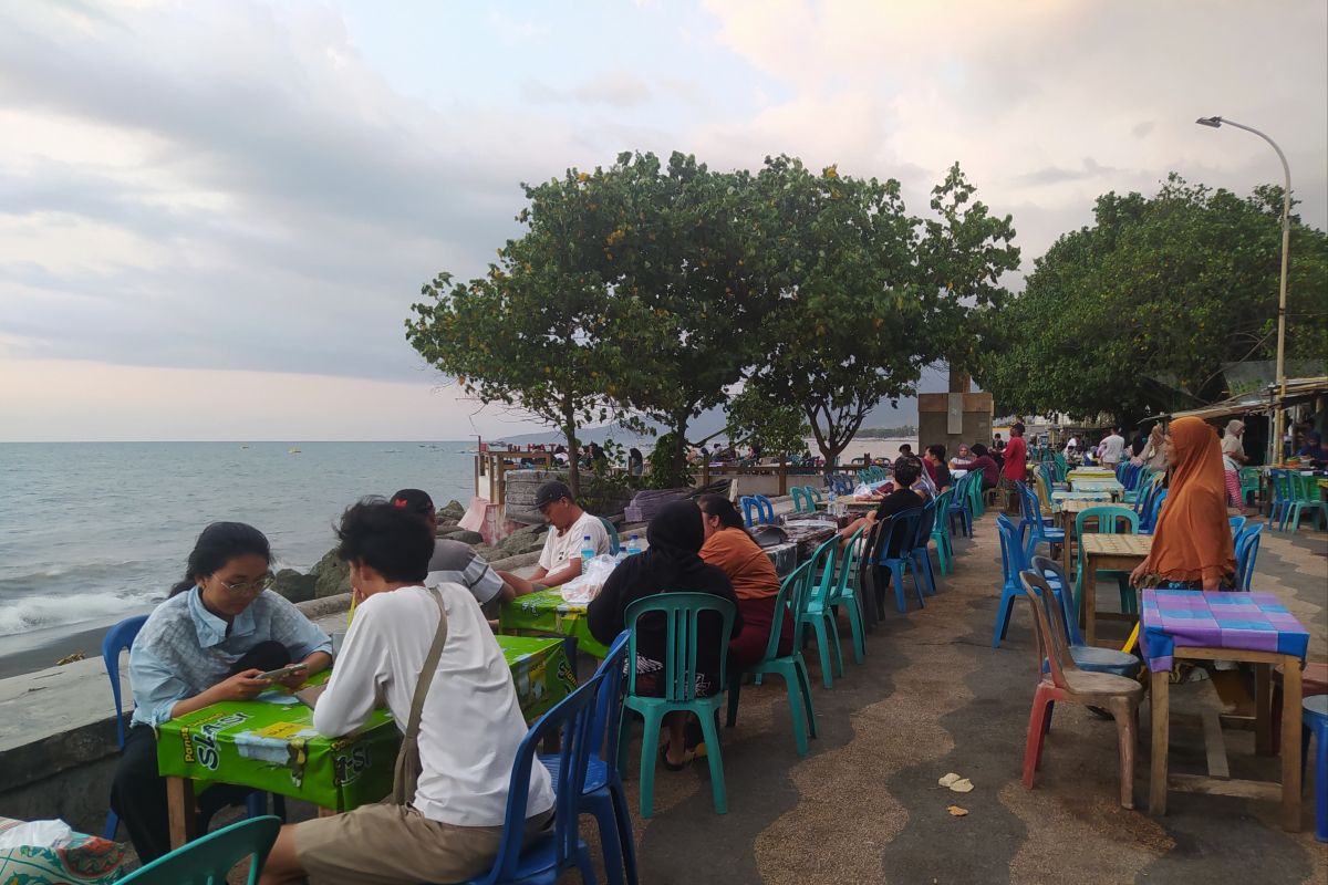 Omset pedagangan kuliner lokal turun di Pantai Ampenan Mataram