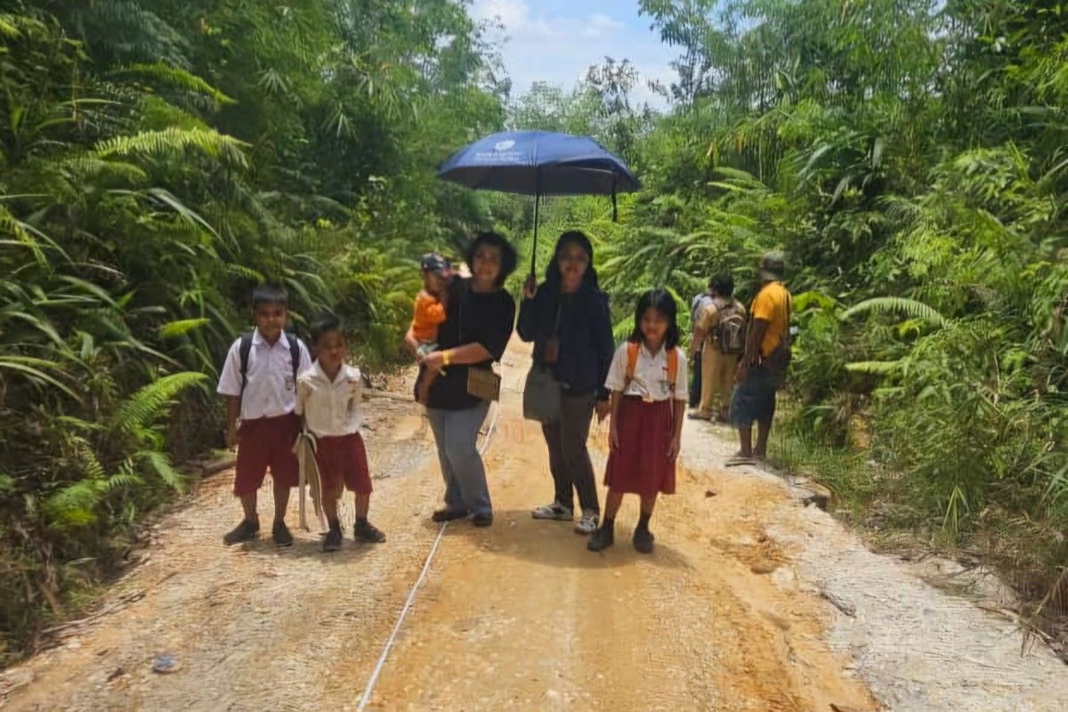 Legislator Gumas: Peningkatan jalan lingkungan desa demi permudah anak-anak sekolah