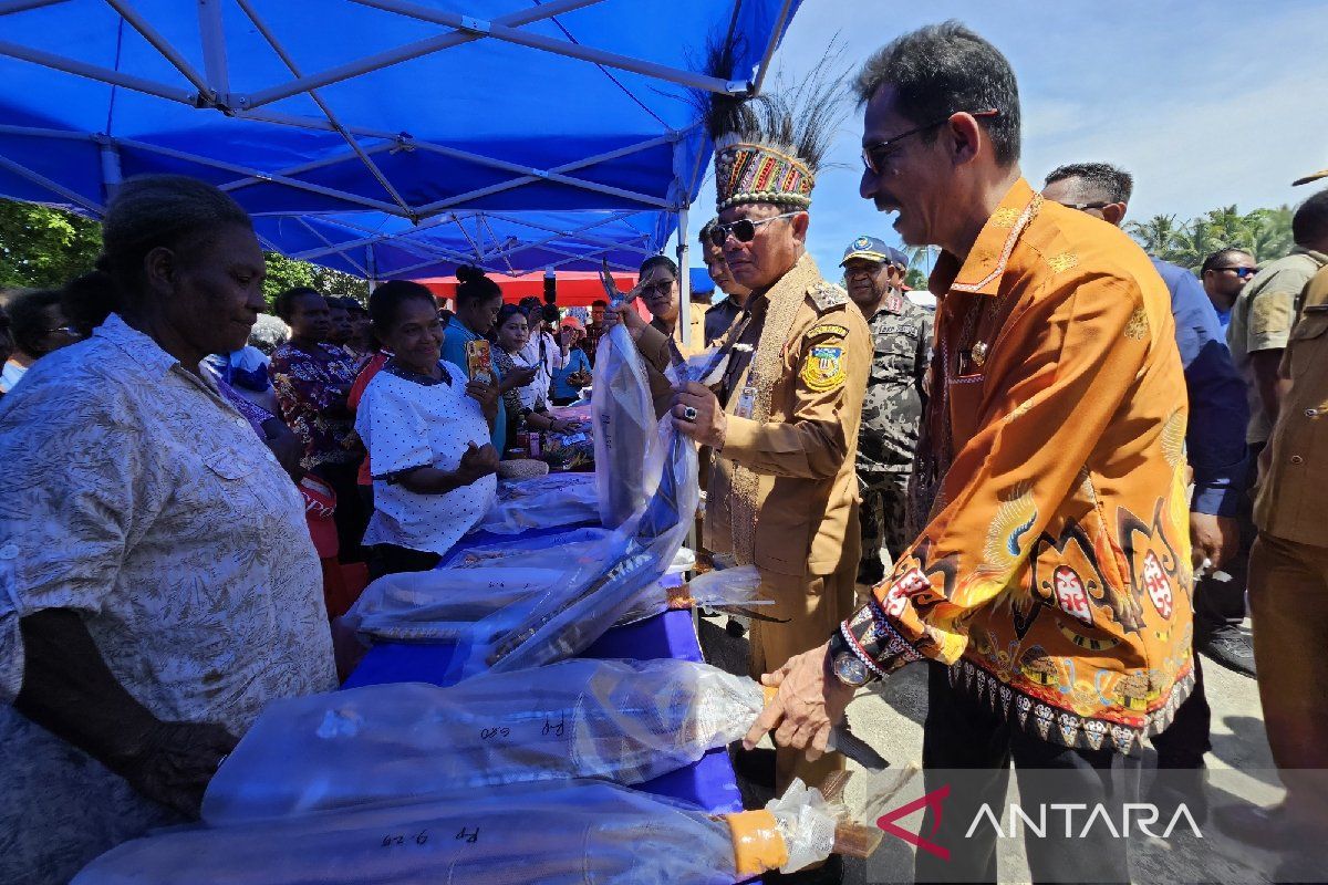 Pj Gubernur Papua meminta kepala daerah kreatif bangun ekonomi wilayah