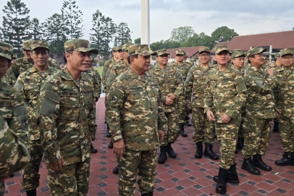 Senyum Kabinet Merah Putih di hari pertama pembekalan di Lembah Tidar