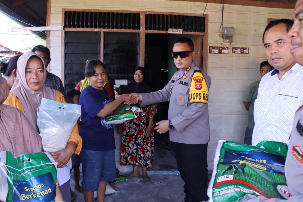 Kapolres Rokan Hilir salurkan bansos ke warga terdampak banjir