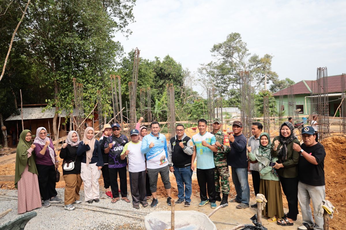 Pj Wako Pangkalpinang bersama masyarakat gotong royong bangun Masjid Khodijah