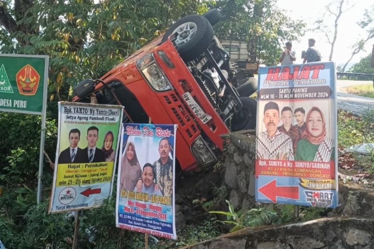 Minibus sarat penumpang terguling di jalur Trenggalek arah Pacitan