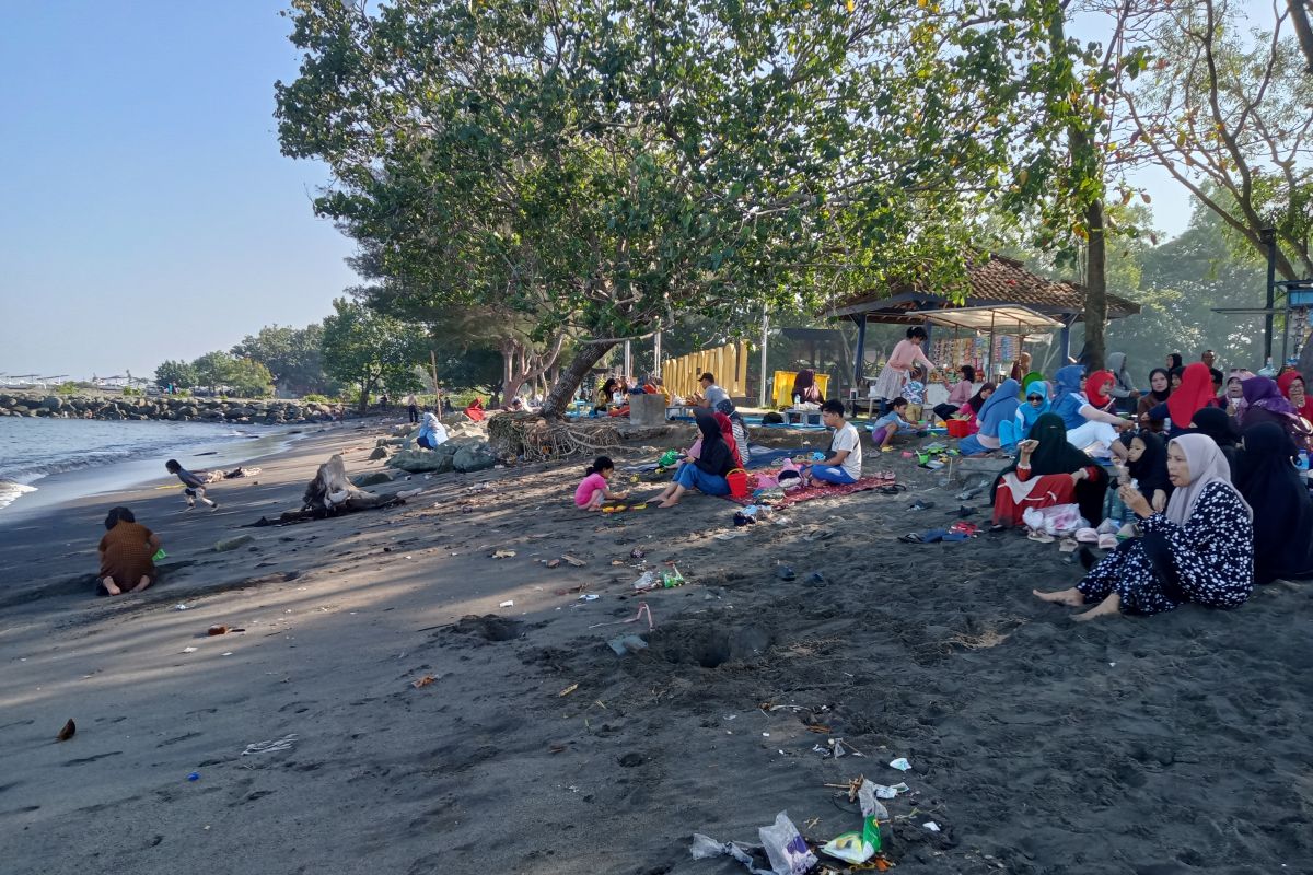 Dispar Mataram lakukan penataan pedagang pinggir pantai Loang Baloq