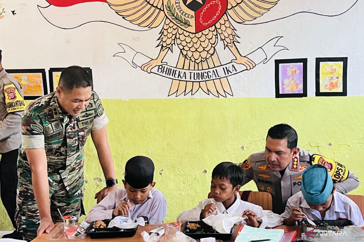 TNI bersama Polri Kota Bogor bagikan makanan bergizi ke siswa SD