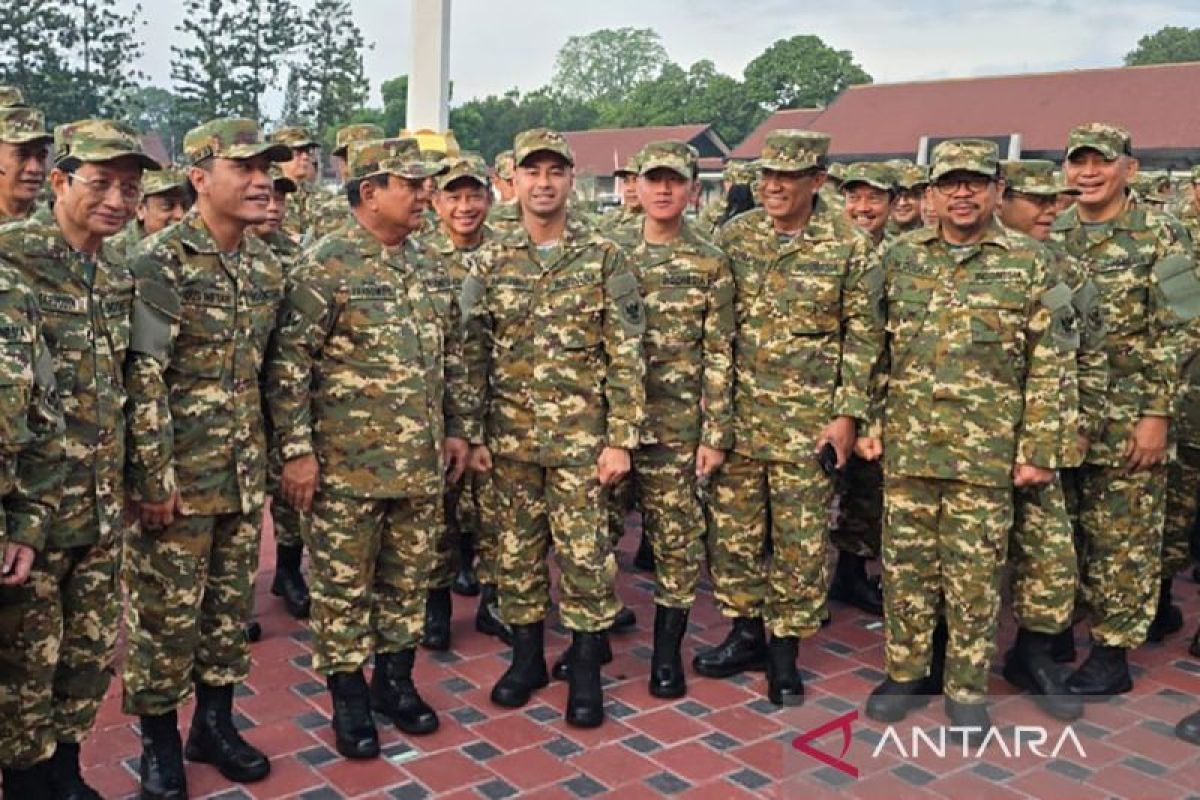 Kabinet Merah Putih olahraga pagi bersama pada hari pertama di Akmil