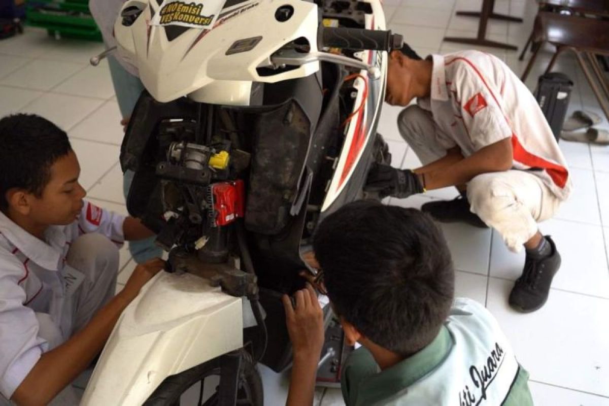 PLN Peduli - SMKN 3 Mataram, maknai Sumpah Pemuda lewat pelatihan konversi motor listrik