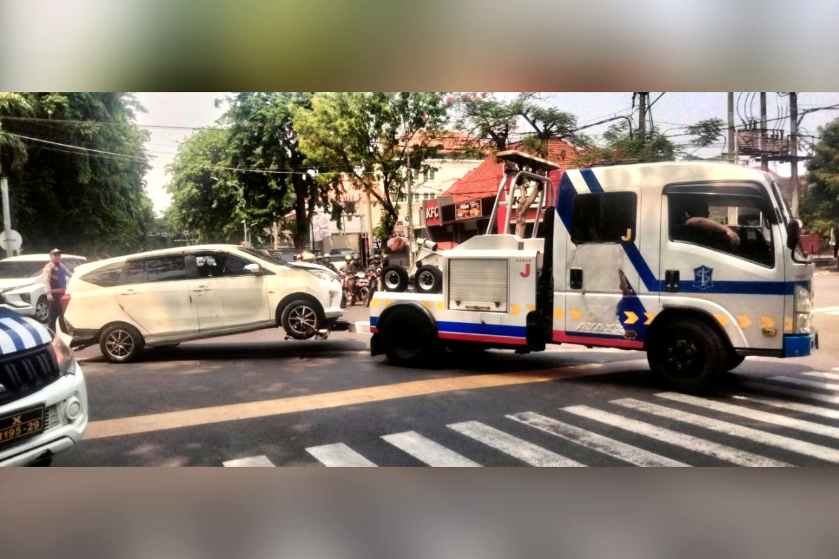 Tembakan polisi hentikan mobil diduga terlibat pencurian di Surabaya