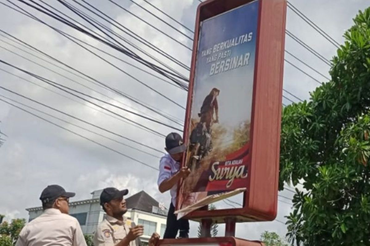 Bapenda Tanah Bumbu bongkar reklame perusahaan tidak taat pajak