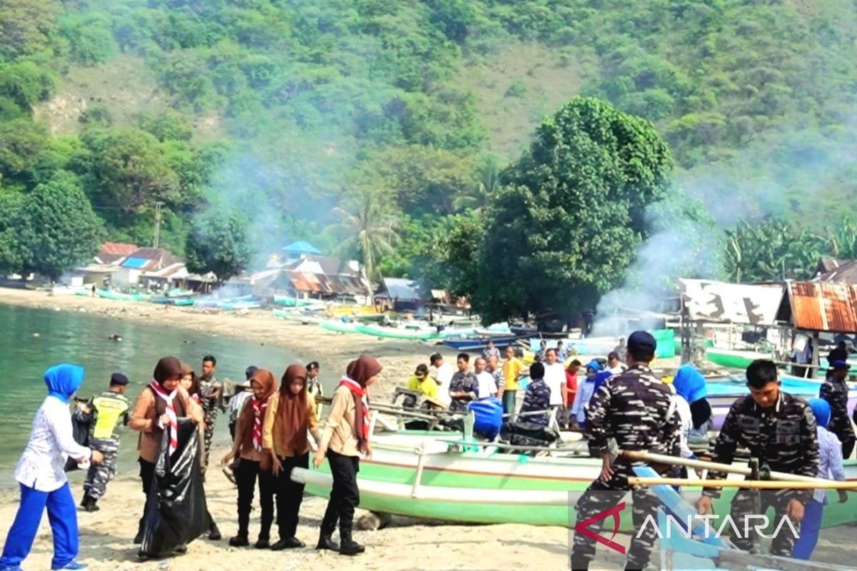 Lanal Gorontalo bersih-bersih pantai di Leato Selatan