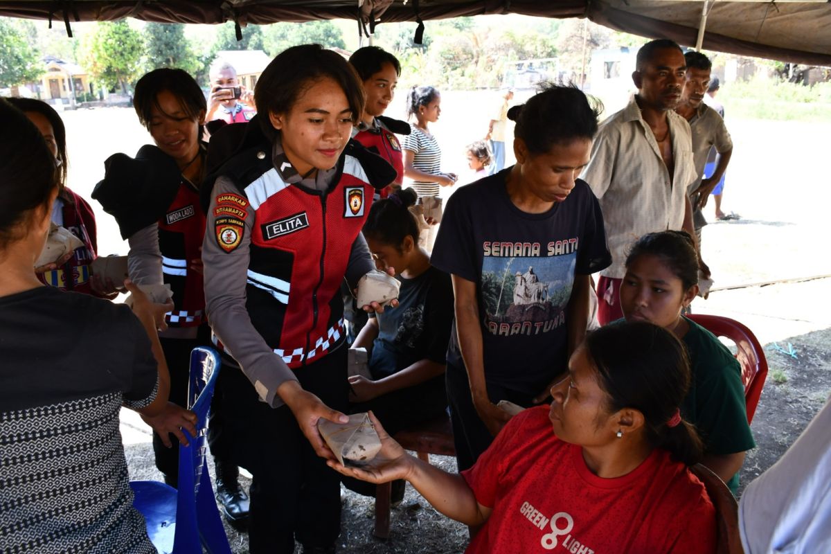 Polda NTT salurkan bantuan makanan, minum untuk korban konflik