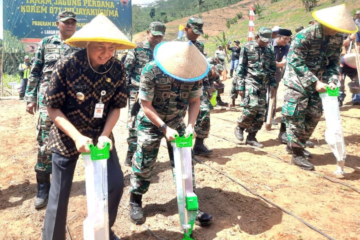 Forkopimda  Banyumas tanam perdana jagung di Samudra Kulon