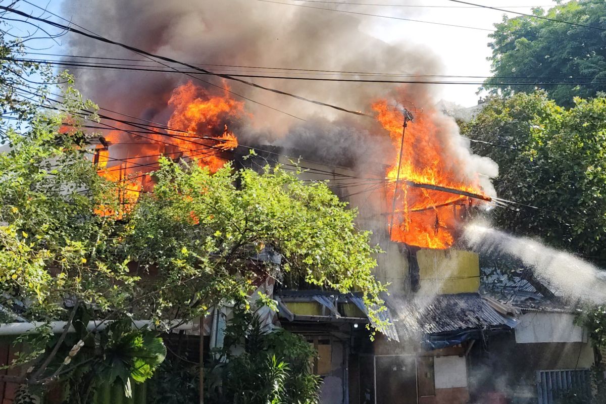 Dua bangunan terbakar di Jalan Petojo Enclek pagi ini