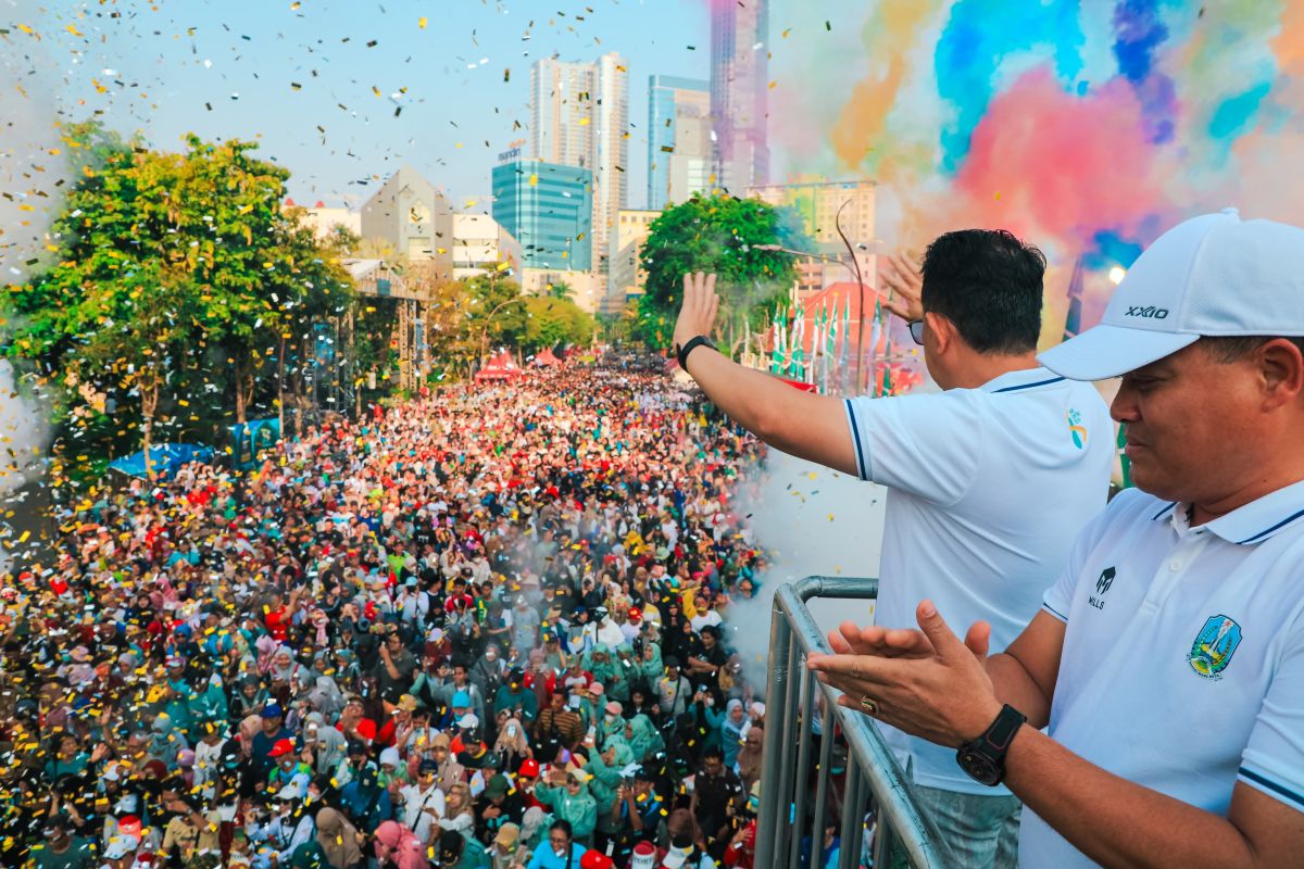 Peringati Hari Santri Nasional, 10.000 warga ikuti jalan sehat di Gedung Grahadi