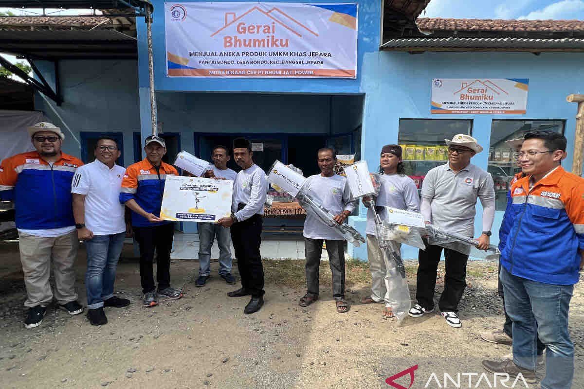 UNTR menyerahkan bantuan mesin perahu dukung petani rumput laut Jepara