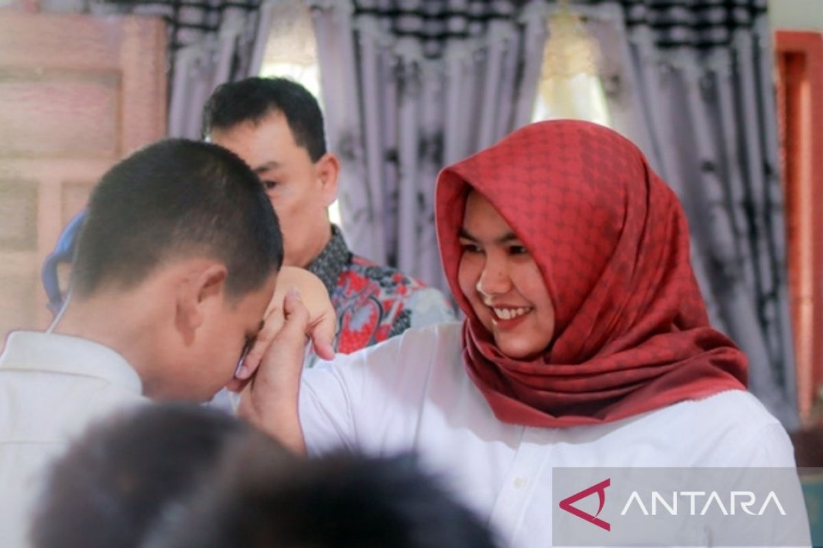 Anak penderita hernia dibawa Atika berobat ke RSUD Panyabungan