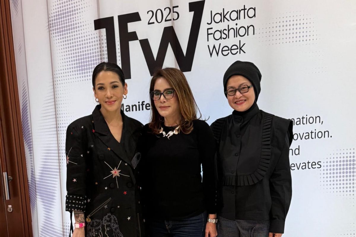 ISSHU hadirkan koleksi futuristik dan eksentrik di Jakarta Fashion Week 2025