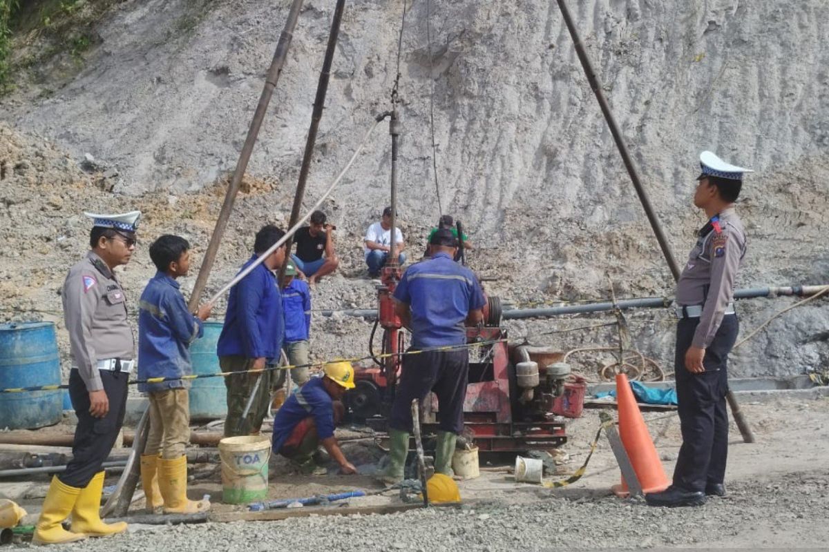 Sampel tanah ruas Jalinsum Batu Jomba diambil untuk diteliti