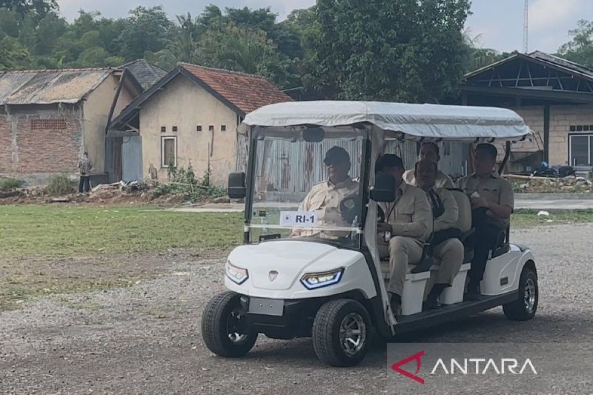 Prabowo mengunjungi unit layanan makanan bergizi di Magelang