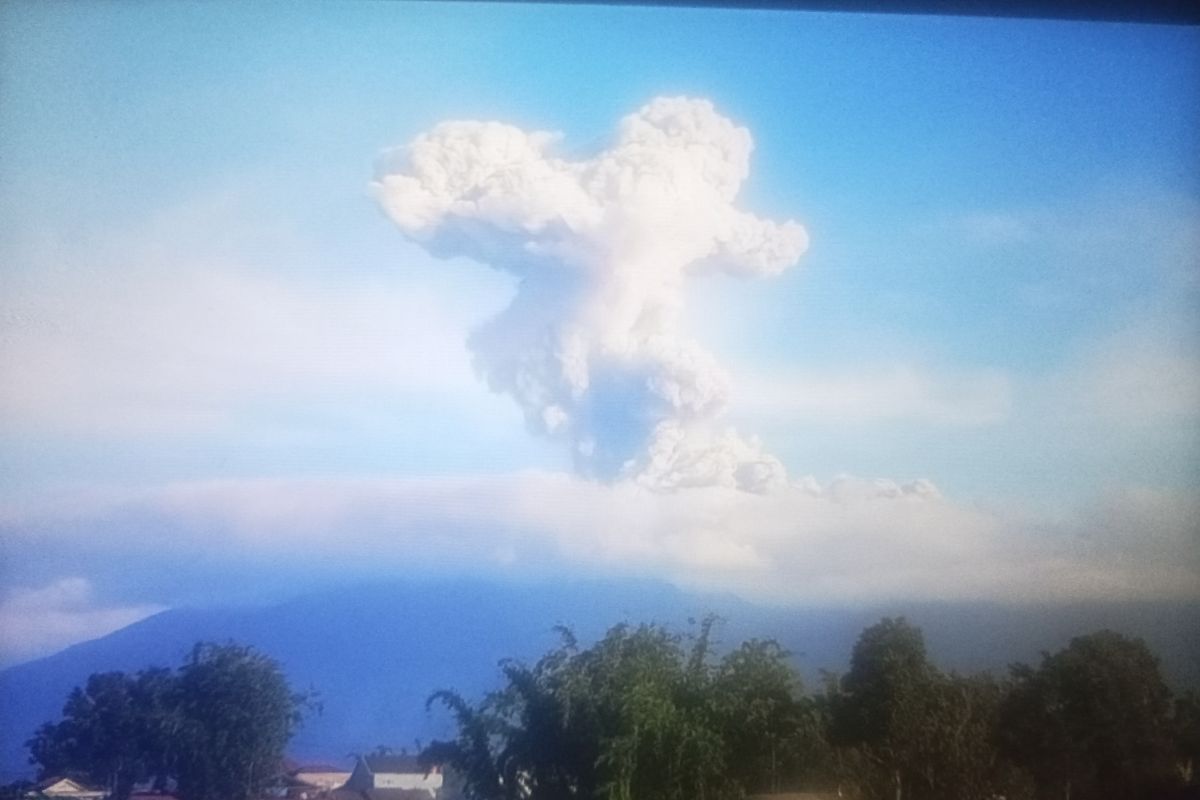 Marapi Sumbar alami erupsi setinggi 1.000 meter diiringi dentuman