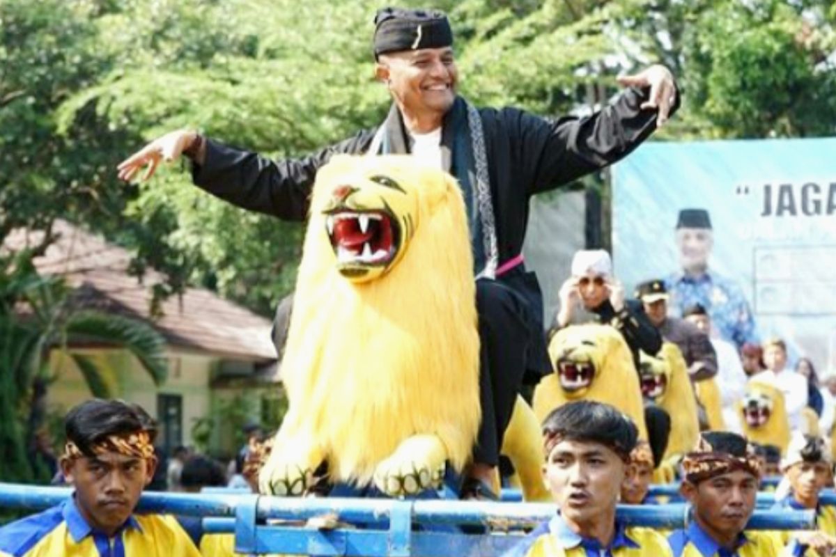 Subang cetak rekor MURI gotong Sisingaan terbanyak di dunia