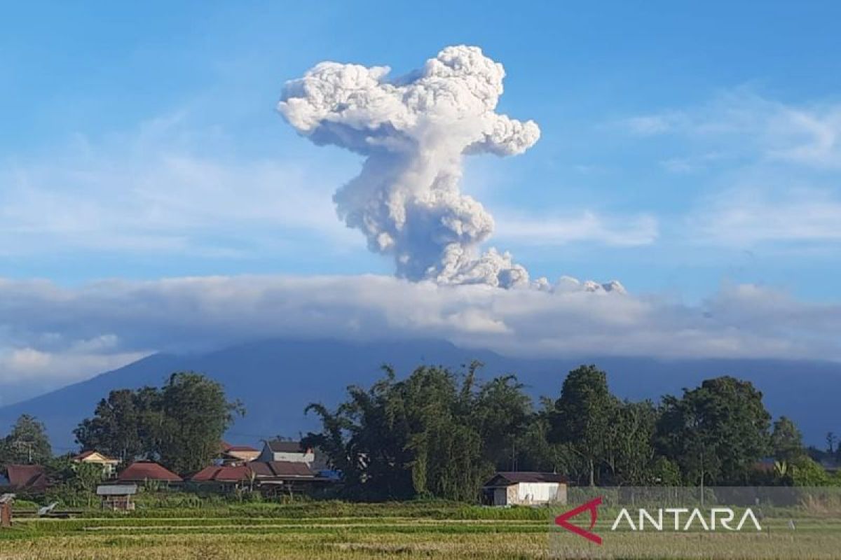 Gunung Marapi Sumbar erupsi 1.000 meter diiringi dentuman