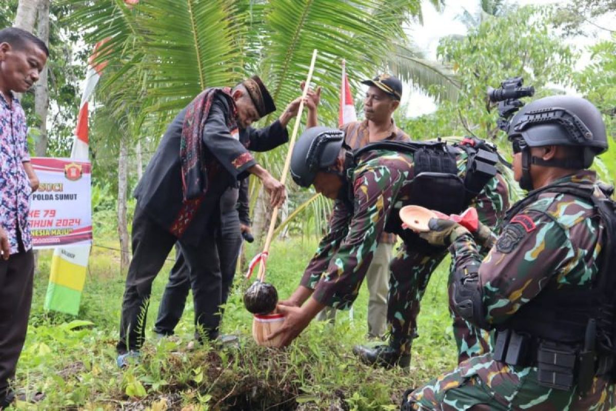 Brimob Polda Sumut ambil air suci di Tapanuli Selatan