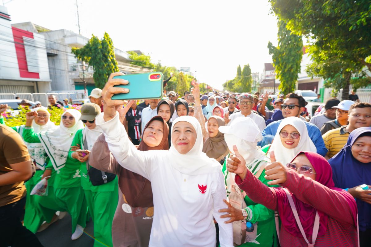 Khofifah berangkatkan puluhan ribu peserta jalan sehat Hari Santri di Madiun