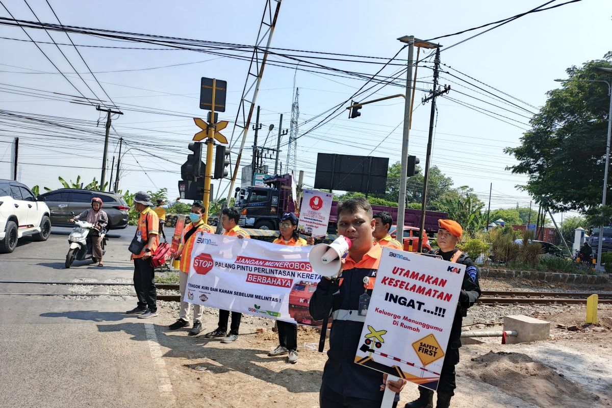 KAI Daop 8-Railfans anak pengendara tertib berlalulintas