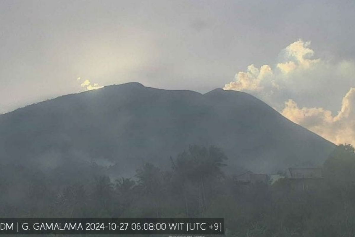 Gunung Gamalama Ternate keluarkan asap putih setinggi 150 meter