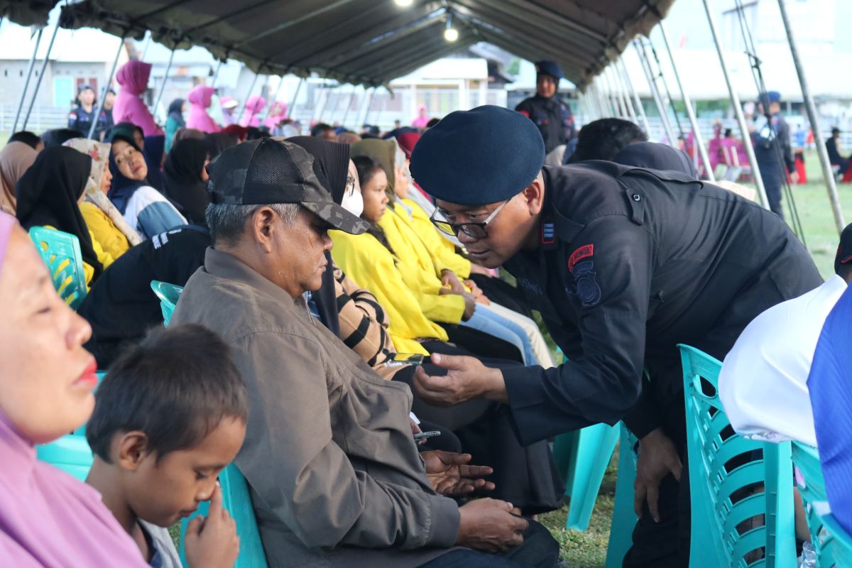 Satbrimob Polda Sulteng beri layanan hipnoterapi massal ke warga Palu